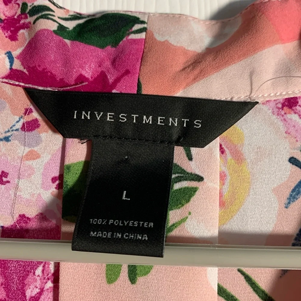 INVESTMENTS Short Flowy Sleeve V-Neck Blouse.  Size: Large